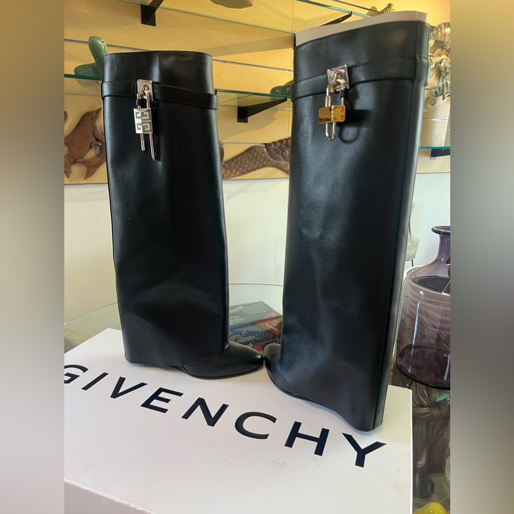 COPY - COPY - Givenchy Boots Shark Lock High Black Classic Logo fits a size 10